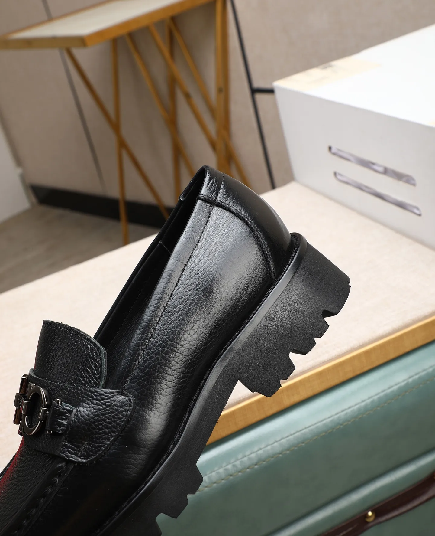 Men's shoes 💰500 📛📛(water-dyed cow lining) Salvatore Ferragamo high-end (Salvatore Ferragamo) is the top international luxury footwear brand. It comes from the fashion kingdom of Italy. It is famous all over the world for its traditional handmade design and novel styles...🚶🏻🚶🏻New suit shoes are available simultaneously at the counter. This model is purely handmade. The fabric is imported Italian calfskin➕soft water-dyed cowhide lining. Original authentic outsole🌀🌀Size: 38➖44.